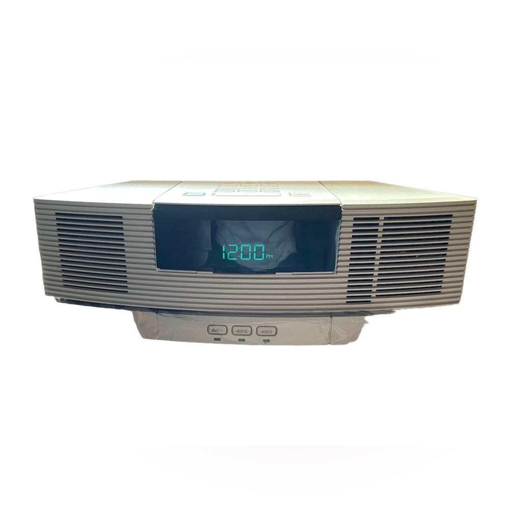 Beautiful Bose Wave Radio/CD with Docking Station.
